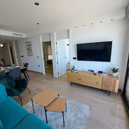 Luxury Right By The Sea Apartment *